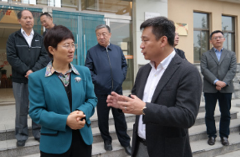 Wang Suilian, the then vice-governor of Shandong Province, investigated Linyi Home Care Center in Dezhou City.